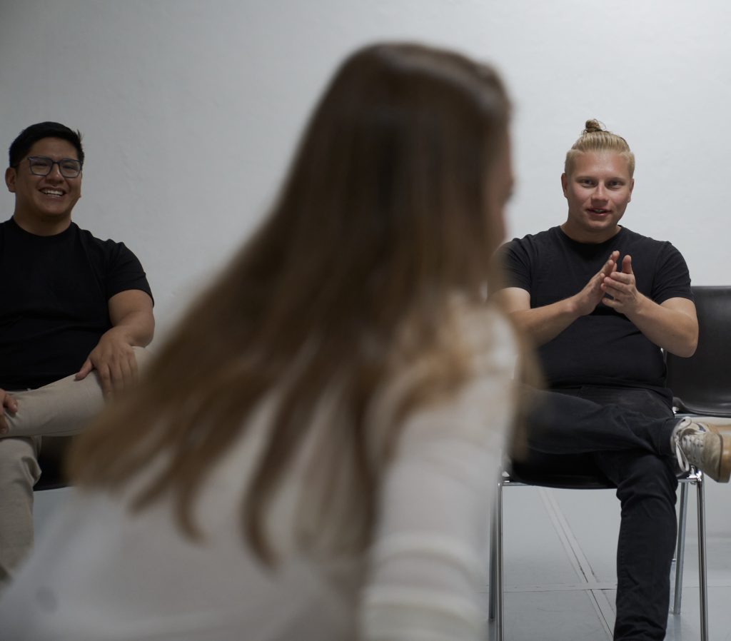 Konfliktlösung Workshop München – Team arbeitet gemeinsam an Kommunikationsübung