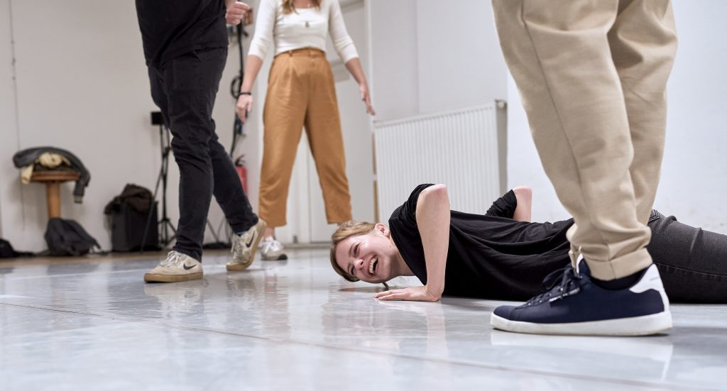 Teambuilding für IT Unternehmen München – Gruppe bei Improvisationsübung