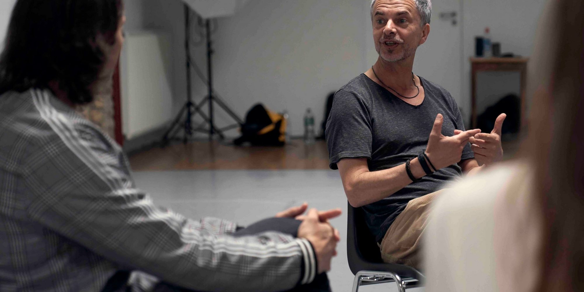 Remote-Team beim Offsite-Workshop mit Impro-Übungen für bessere Zusammenarbeit Remote-Team beim Offsite-Workshop mit Impro-Übungen für bessere Zusammenarbeit