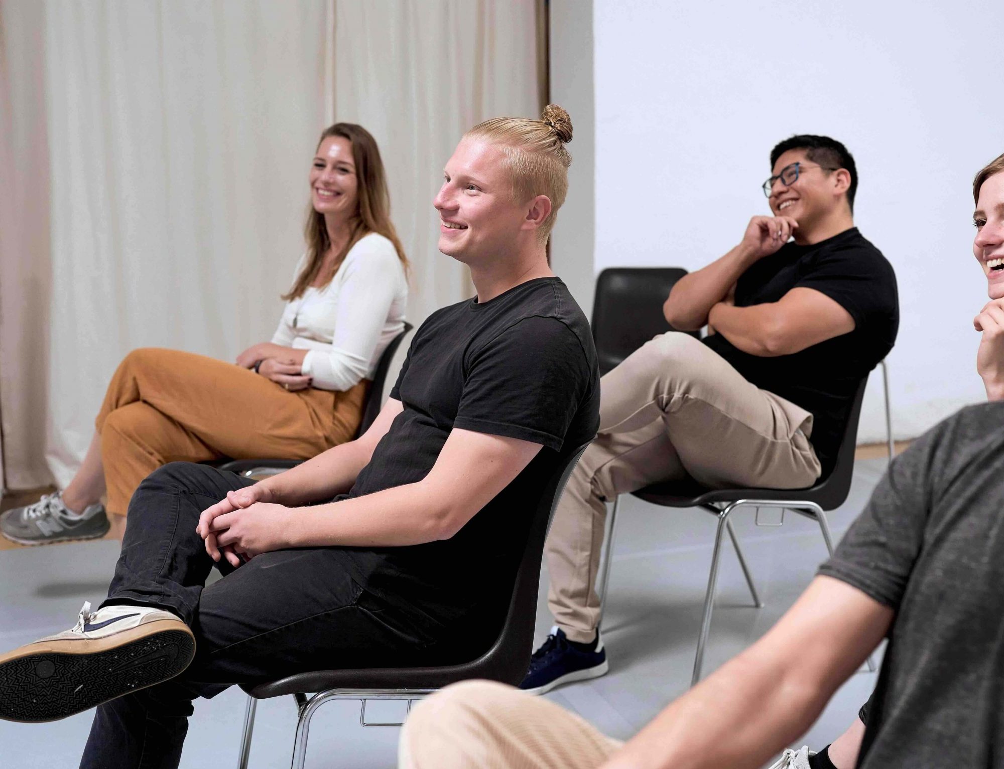 Offsite-Teilnehmer beim Teambuilding - aus Zoom-Kolleg:innen werden echte Teammates Offsite-Teilnehmer beim Teambuilding - aus Zoom-Kolleg:innen werden echte Teammates