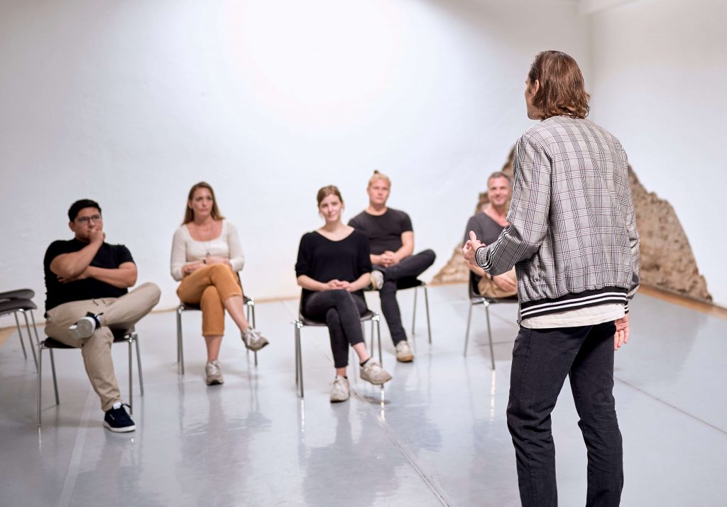 Teambuilding_Impro_Carlo Woltiri_3 Teamgeist ist kein Zufall: Was echten Teamzusammenhalt von erzwungenem Spaß unterscheidet