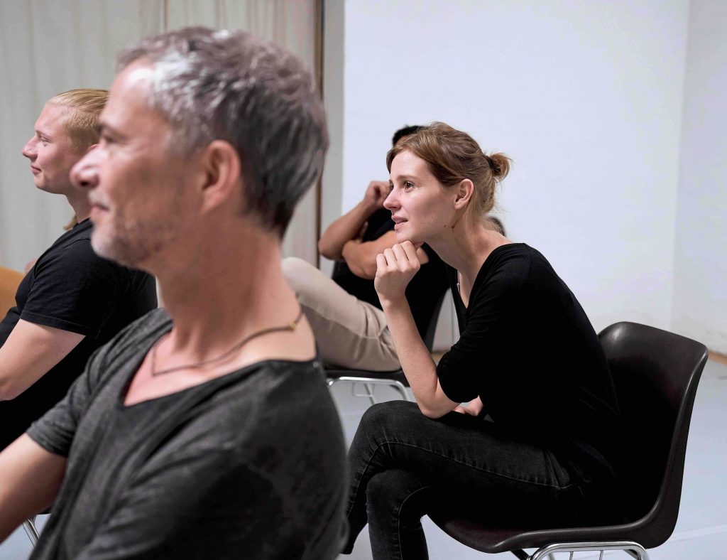 Teambuilding München – Team bei Impro-Übung im Workshop-Raum