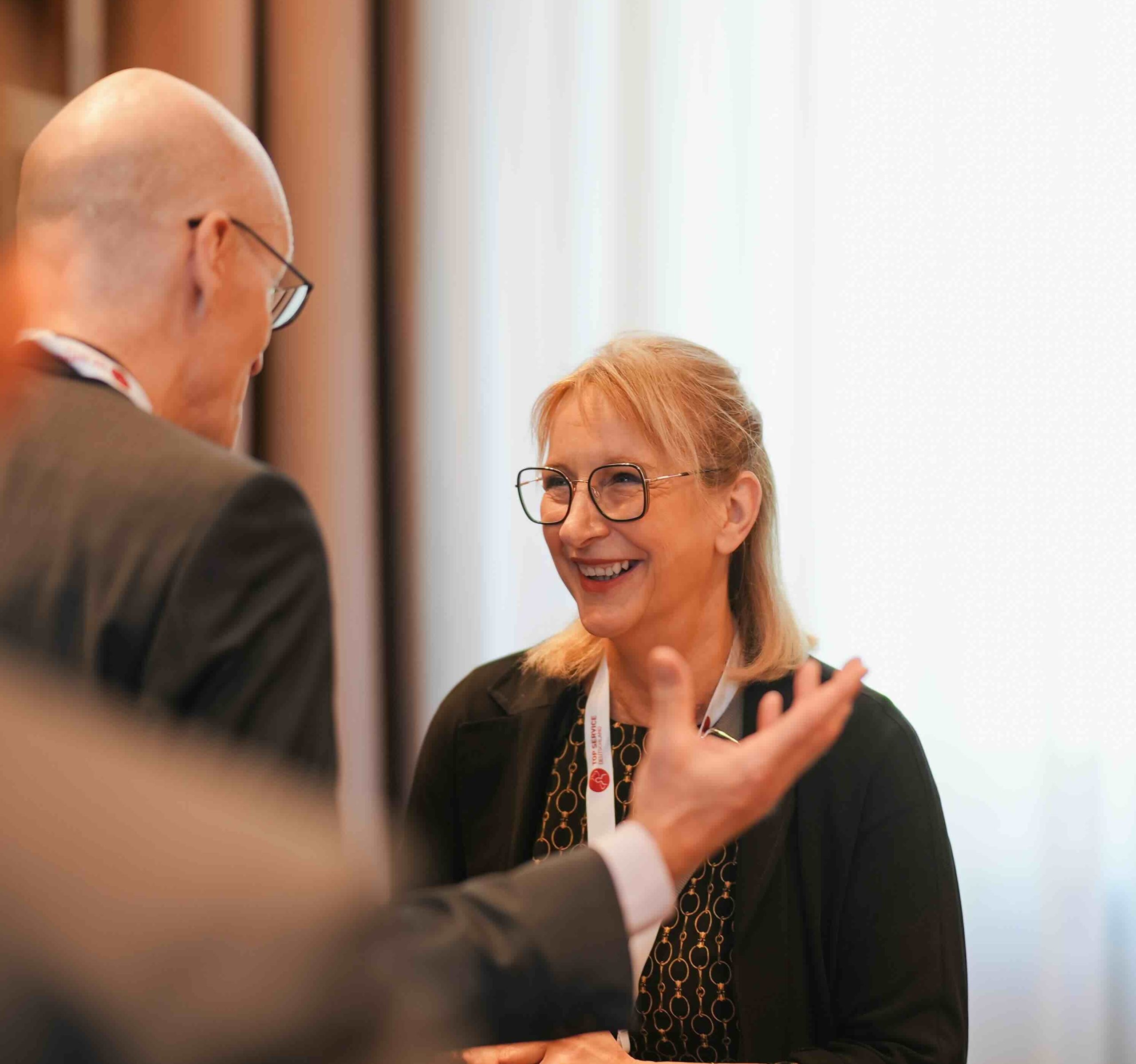 Team IMPROve: angeregtes Gespräch zwischen Teilnehmenden bei einem Firmenevent